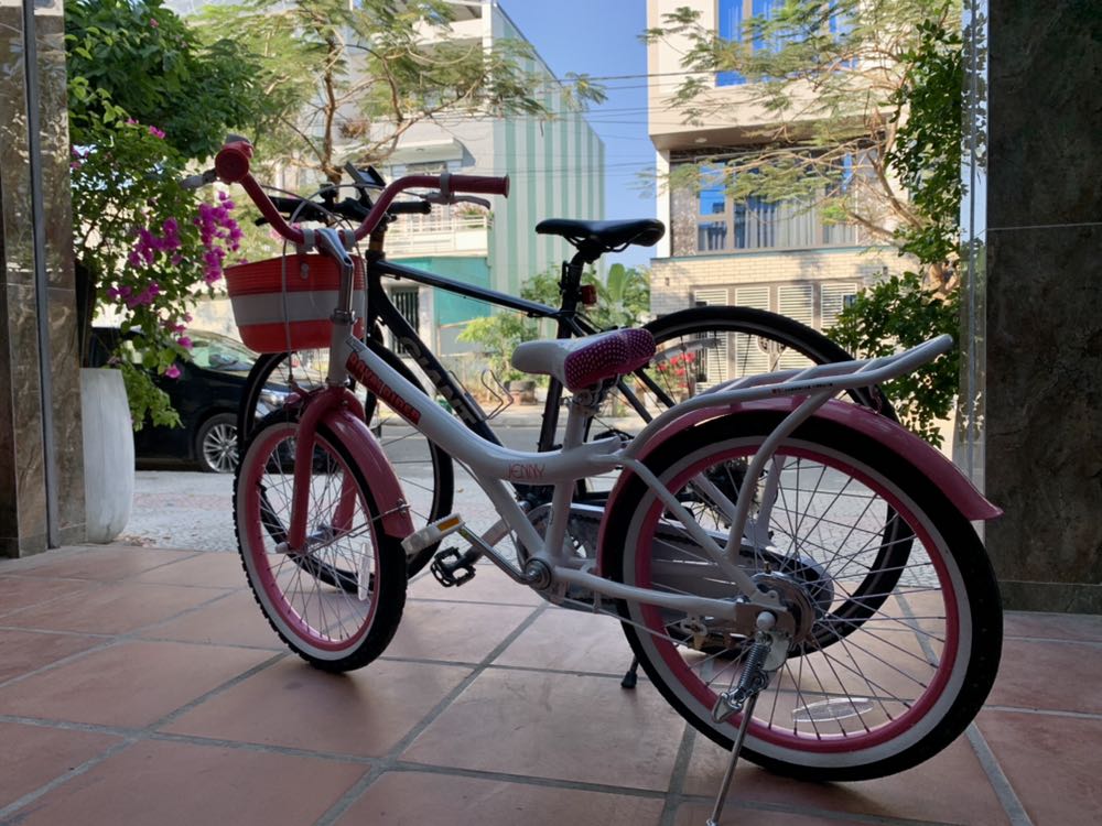 Hàng chuẩn, giao hàng sớm hơn hẹn, kịp dịp sinh nhật con gái. Chắc chắn, hoàn thiện tốt, dễ lắp ráp.