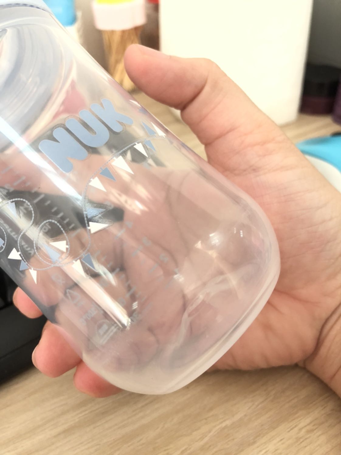 Nhận thì bị trầy cả vòng dưới cuối bình