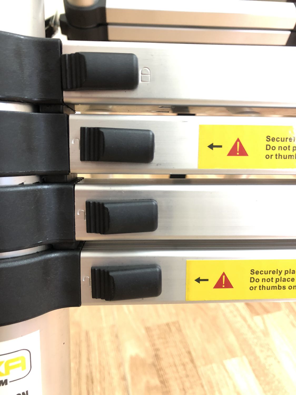 Loay hoay một lúc mới lắp được cái chân thang vào. Mình thấy chất lượng thang khá tốt. Nhưng mà nó nặng, cồng kềnh quá. Điều chỉnh độ cao cũng phức tạp. Nếu chỉ làm 1 mình, ko có ai làm cùng thì khá là vất vả.