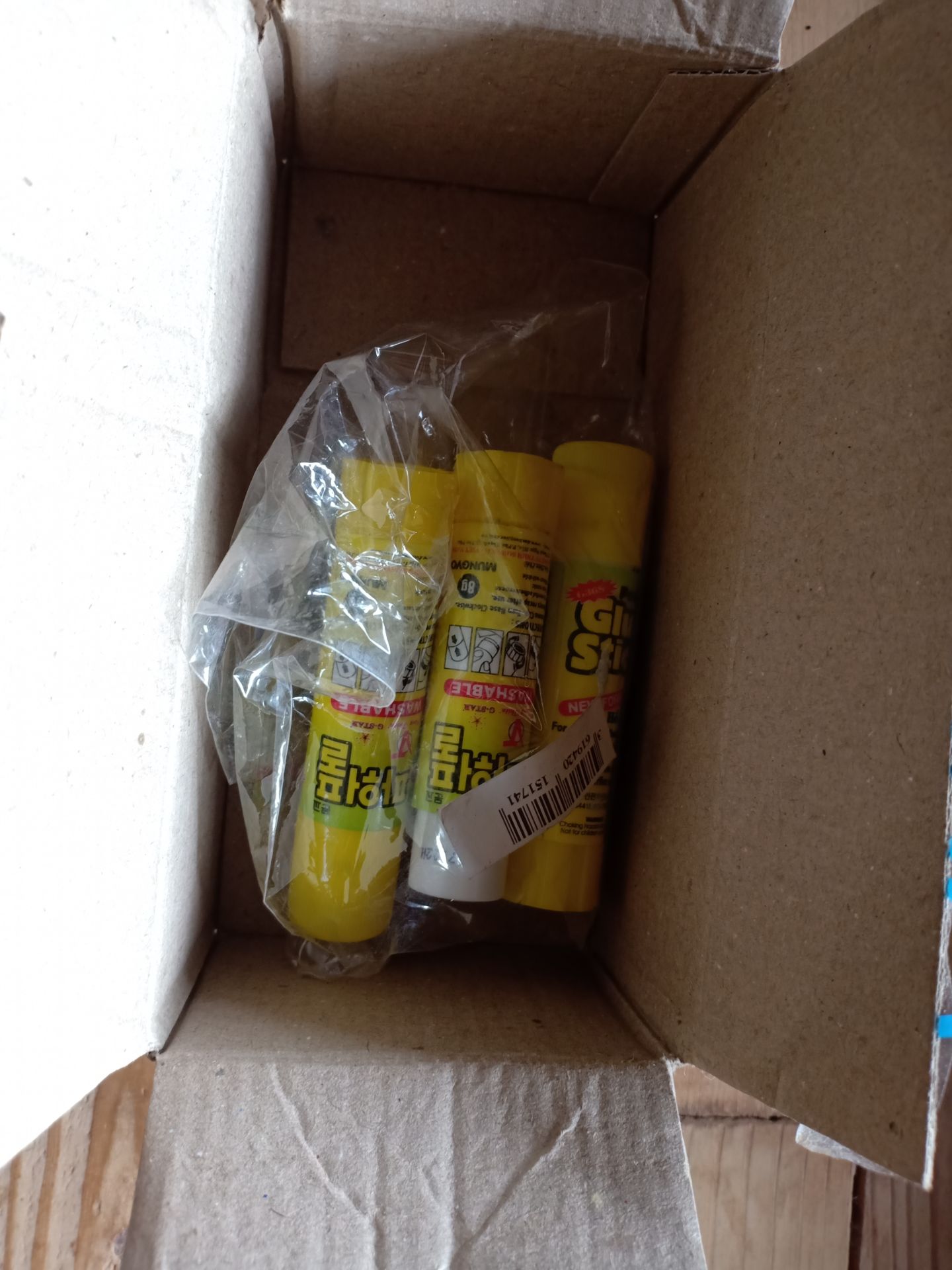 hàng kém chất lượng. mua 3 lọ hồ thì 1 lọ mất nắp, 1 lọ mốc. yêu cầu được trả lại hàng. đây là hình ảnh lúc vừa nhận đc hàng.