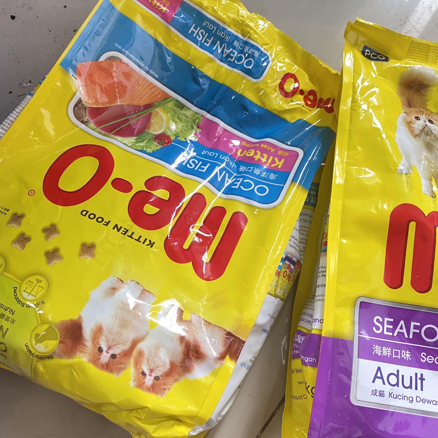 Tiki Trading thì luôn an tâm là hàng chính hãng. Mua ở tiki thì rẻ hơn so với mua ngoài hàng. Giao hàng quá là nhanh luôn mới đặt hôm qua thì hôm nay đã nhận được hàng rồi. Đóng gói cực kỳ cẩn thận hàng đến tay vẫn còn nguyên vẹn. Mèo nhà mình rất thích ăn loại này. Khi cho mèo ăn hè các bạn nên ngâm với nước để tránh trường hợp mèo bị sỏi thận nha. Sẽ tiếp tục ủng hộ Tiki trong tương lai ? Tiki Trading thì luôn an tâm là hàng chính hãng. Mua ở tiki thì rẻ hơn so với mua ngoài hàng. Giao hàng quá là nhanh luôn mới đặt hôm qua thì hôm nay đã nhận được hàng rồi. Đóng gói cực kỳ cẩn thận hàng đến tay vẫn còn nguyên vẹn. Mèo nhà mình rất thích ăn loại này. Khi cho mèo ăn hè các bạn nên ngâm với nước để tránh trường hợp mèo bị sỏi thận nha. Sẽ tiếp tục ủng hộ Tiki trong tương lai ?