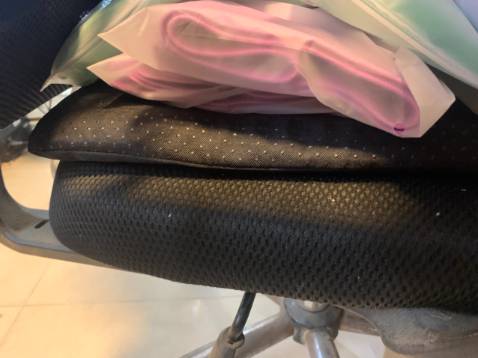 silicon loại này rất mềm chứ ko cứng chút nào, ngồi êm mông, nên mua, sẽ mua thêm cho cả phòng