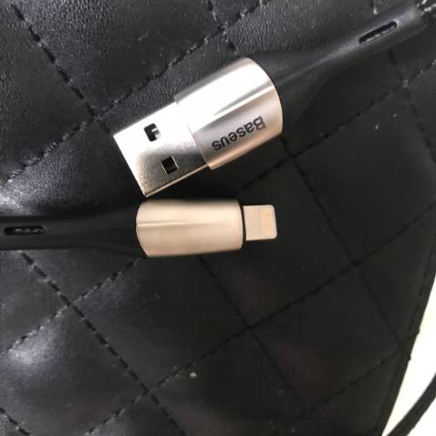 Mẫu mã không chê vào đâu được. mình  sạc chung với củ sạc baseus bao nhanh, 2 đầu sạc bằng hợp kim rất cứng cáp. oke về giá. Đóng gói đẹp, Tiki giao hàng nhanh