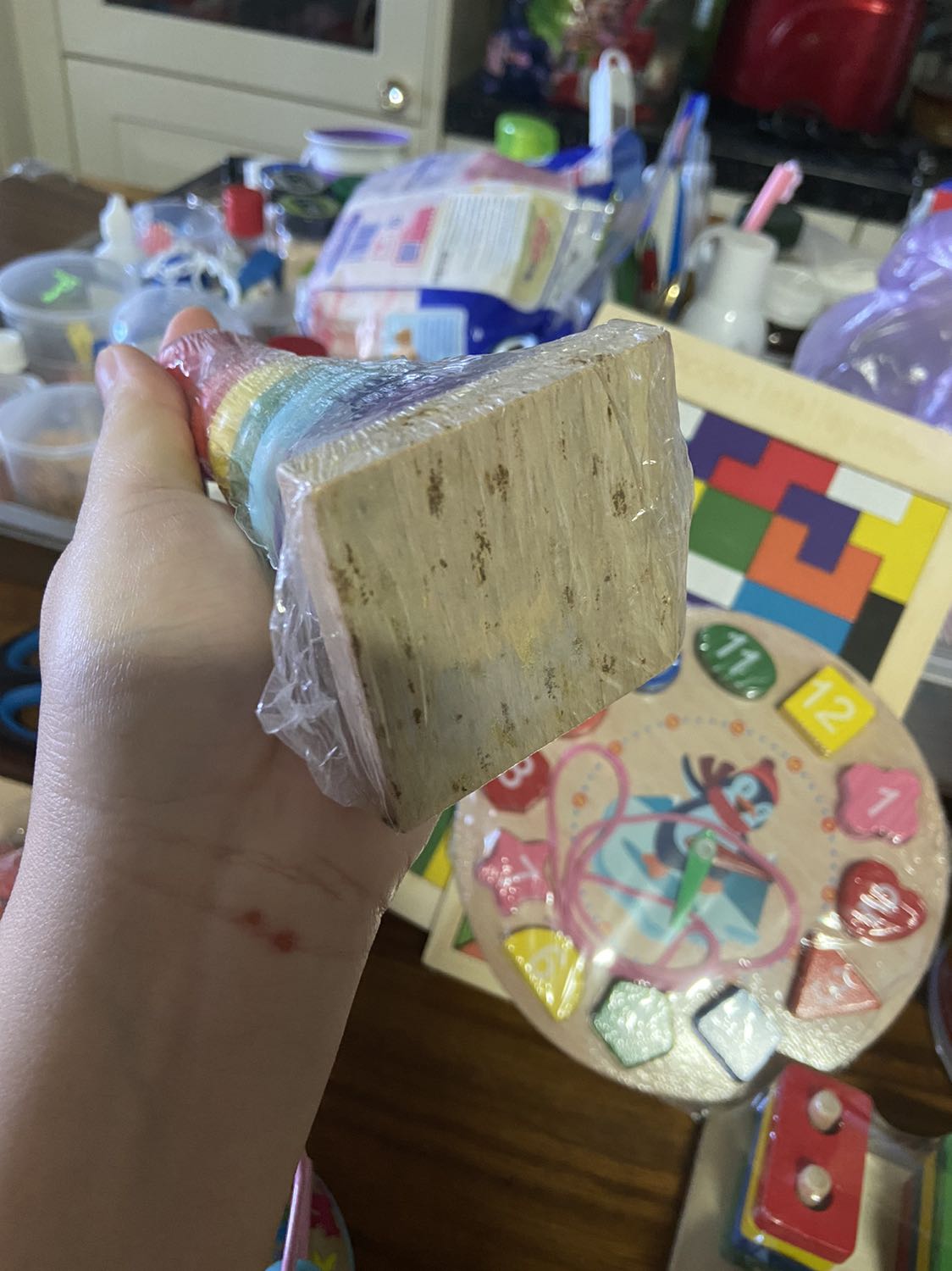 Đóng gói khá là sơ sài, các sản phẩm được cố định bằng băng keo dán thẳng lên hộp và màng bọc của sản phẩm luôn. Một số cái hơi dơ nhìn như mối mọt và có cái bị tróc sơn nữa.