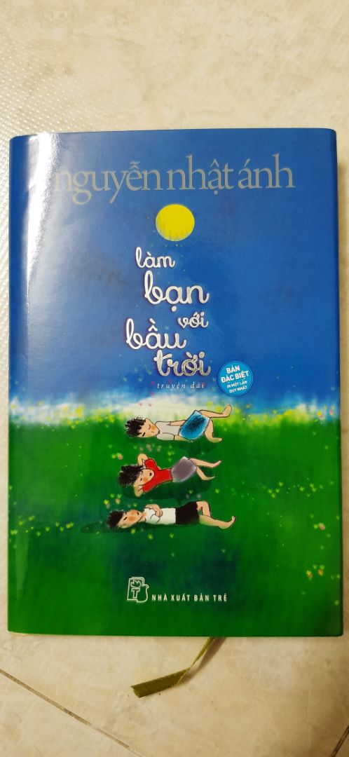 sách đẹp, khổ nhỏ hơn cuốn "Đảo mộng mơ" của Đông A, chất liệu bìa hơi lạ đối với mình, sờ nhám nhám hơi giống bìa các tông, bìa này phải chú ý giữ gìn hơn vì mực dính vào k lau được, tranh minh họa đẹp, nội dung phù hợp với nhiều lứa tuổi. Mình mua được với giá 106k và cảm thấy hài lòng