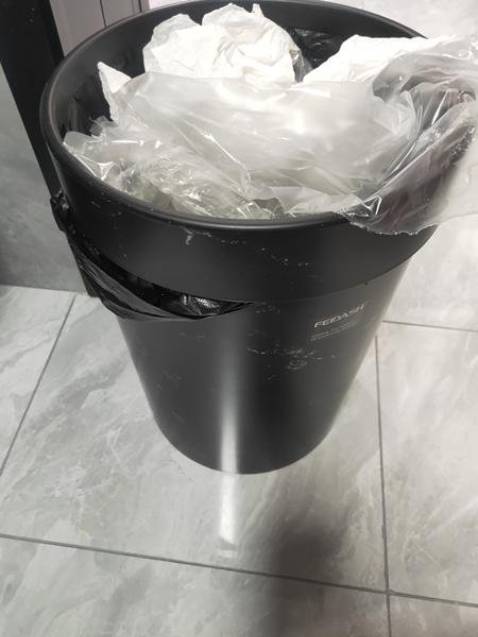 Thùng rác to, nhựa mới cứng cáp. Màu bắt mắt, độc đáo. Shop đóng gói cẩn thận, bọc mấy lượt gỡ mãi mới ra được. Tiki giao hàng nhanh khỏi bàn rồi, đặt hôm trước hôm sau có rồi. Thùng rác to, nhựa mới cứng cáp. Màu bắt mắt, độc đáo. Shop đóng gói cẩn thận, bọc mấy lượt gỡ mãi mới ra được. Tiki giao hàng nhanh khỏi bàn rồi, đặt hôm trước hôm sau có rồi.