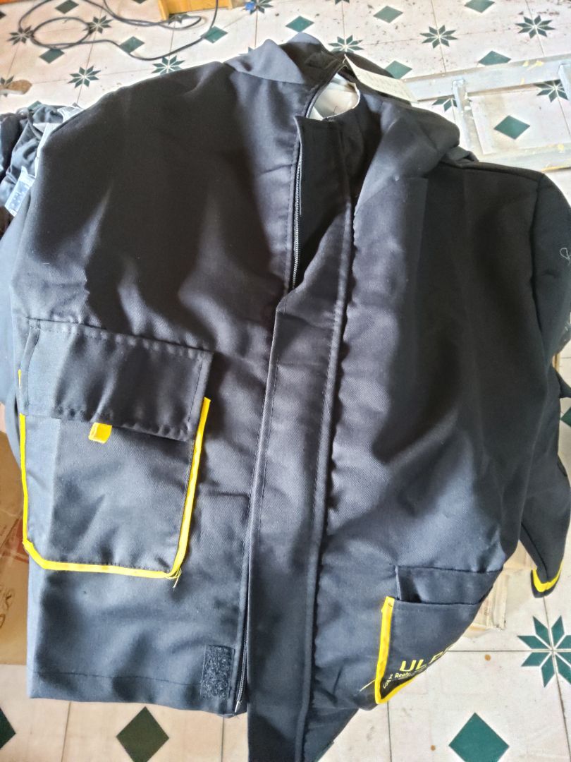 Mình có mua sản phẩm thì thực sự ko hài lòng, giao hàng lâu, ko đúng mẫu hàng đã thế áo còn bị rách rất rộng yêu cầu shop xem lại nhé mình cần đôi hàng