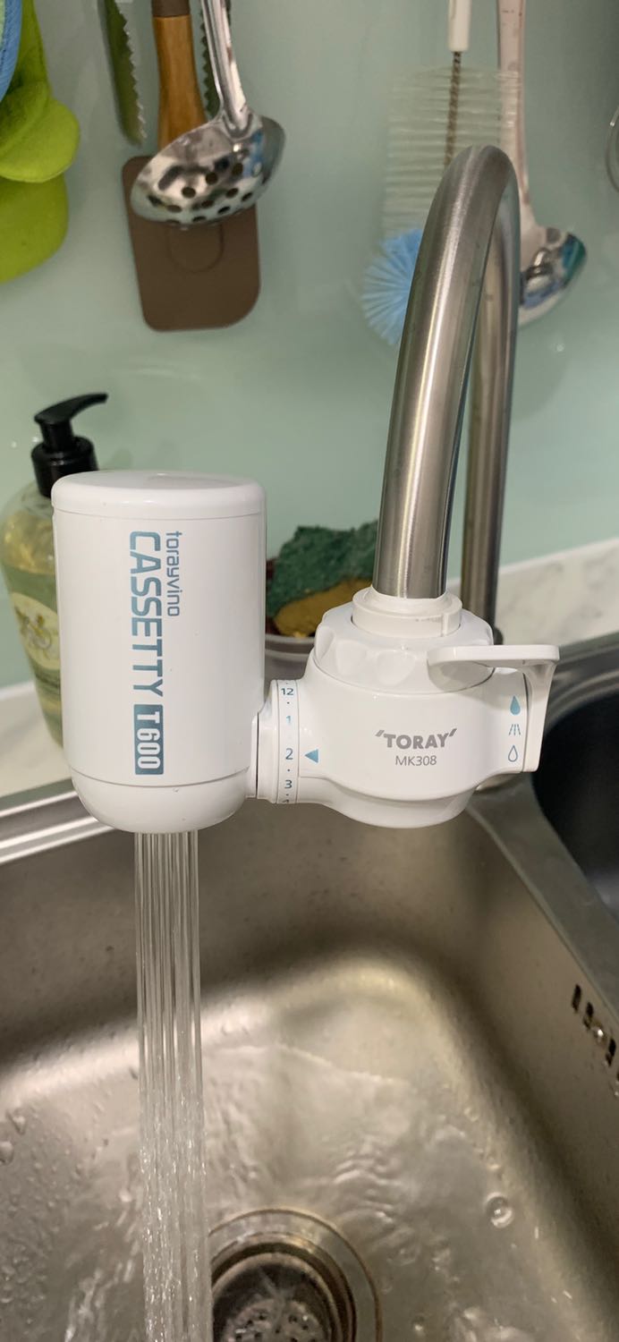 Giao hàng nhanh, có hdan bằng TV, đầu vòi đúng là khó lắp nhưng lúc trc mình đã từng lắp 1 loại khác cũng gặp vấn đề tương tự nên mn chịu khó quấn keo lụa vào sẽ khắc phục đc, lõi lọc nhỏ, csuat 600l nghĩa là nếu trung bình mỗi ngày lọc 10l thì dùng đc tầm 2 tháng còn nếu lọc nhìu hơn thì tgian sẽ ngắn lại nên chỉ thik hợp cho nhà có 1-2 ng dùng.