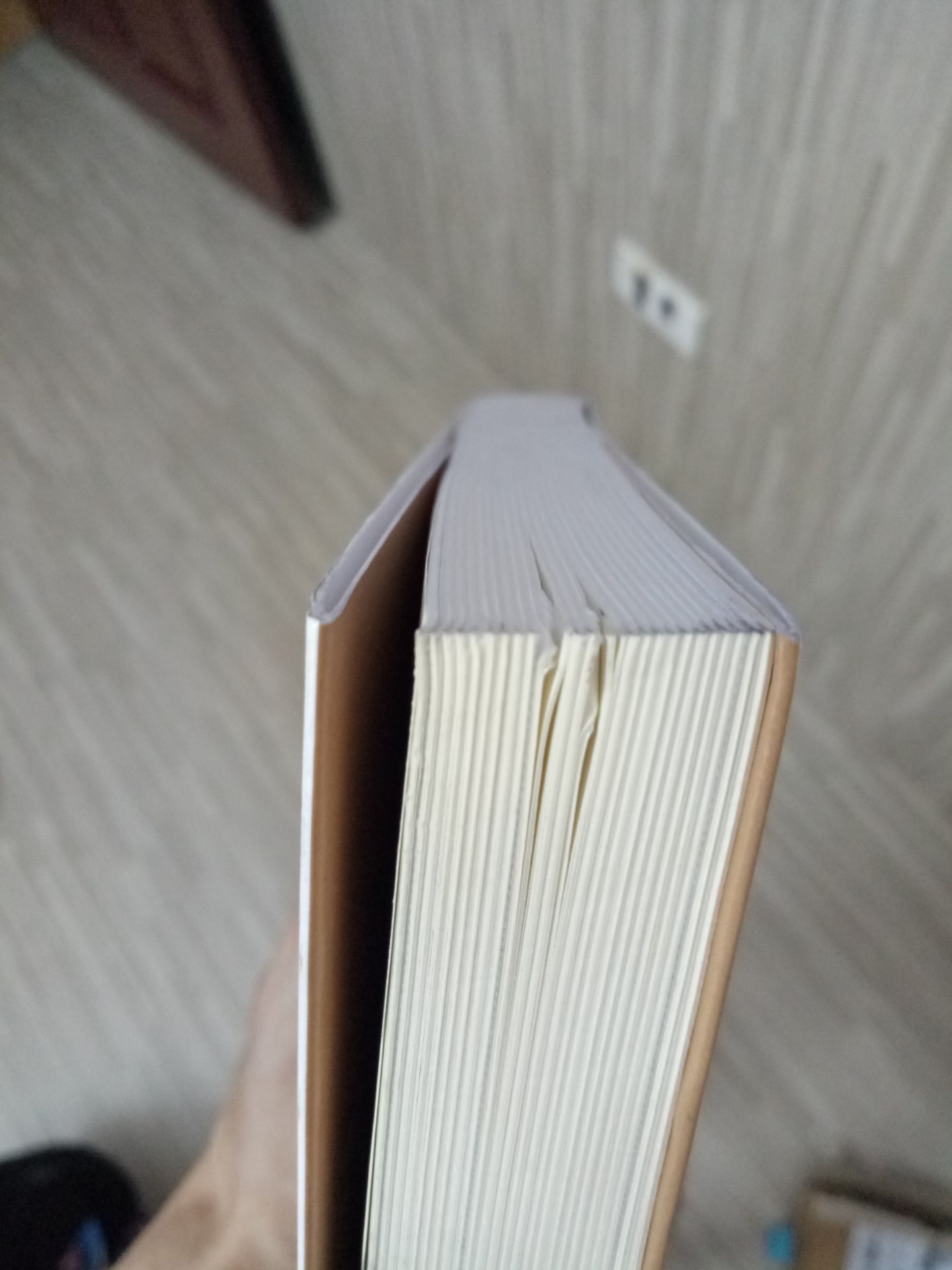 nên xem lại về chất lượng sách và bảo quản sách. mua quyển ? mới mà không khác gì sách cũ