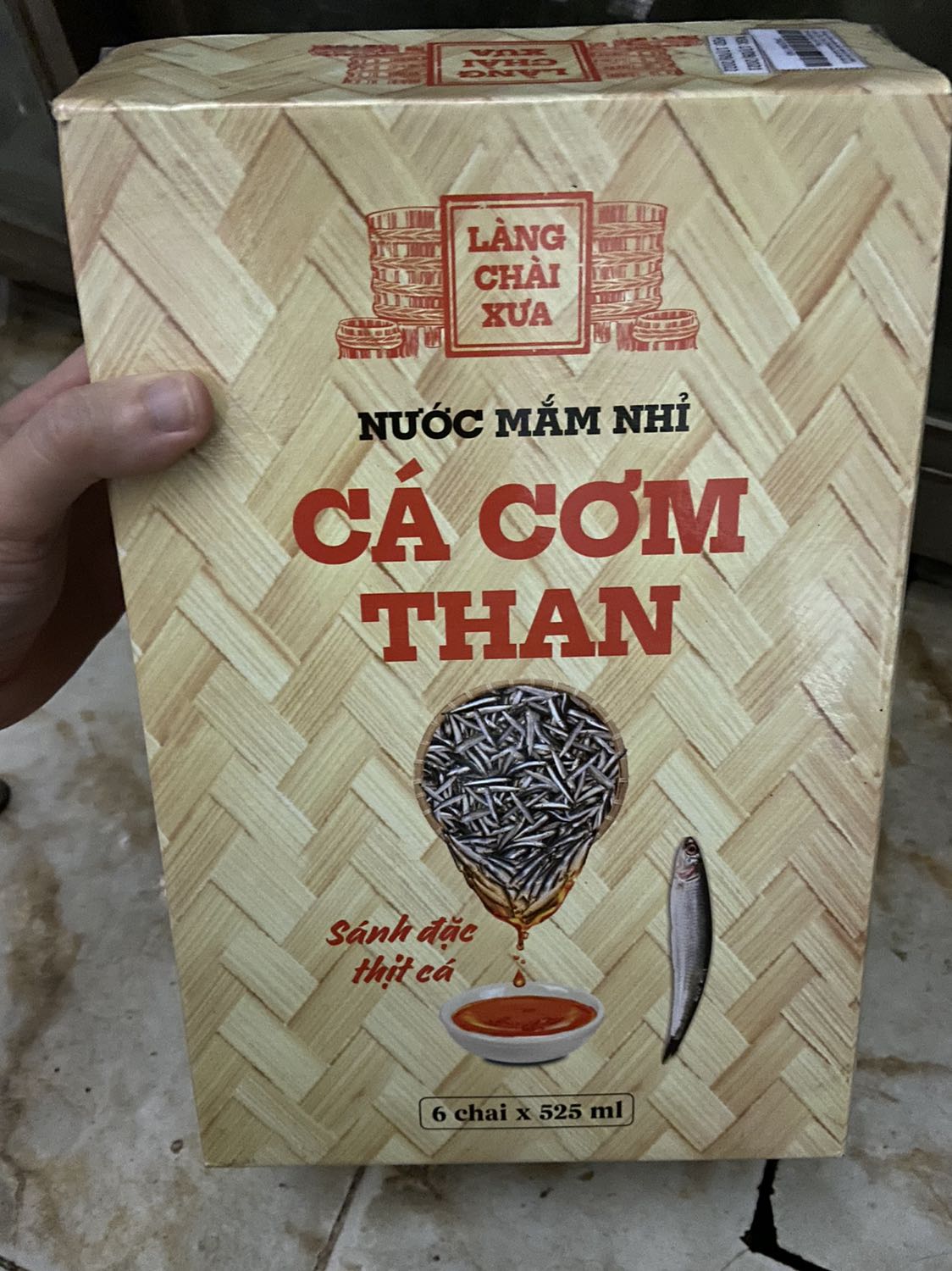 Tiki giao hàng nhanh, thùng đóng gói nguyên vẹn, date hạn sử dụng dài. Vì nhìn thấy mã giảm ưu đãi nên mình mua 1 thùng dùng thử xem sao dù nhà vẫn còn nhiều nước mắm. 
Chất lượng nước mắm đậm đà nhưng vị vẫn hơi gắt, cần tăng thêm vị dịu nhẹ, độ đạm cần được điều chỉnh pha chế trước khi đóng chai mình nghĩ như vậy. Độ đạm có vẻ thấp. Nước mắm ngon nhưng còn cần cải thiện hơn. Chai nhựa hơi móp méo. Nhưng thùng hàng thiết kế đẹp, thuần khiết chân quê nhưng mở ra thấy chai nước chấm thiết kế chưa được ổn và thu hút ánh nhìn lắm!
Chất lượng tương xứng với giá tiền! Tiki giao hàng nhanh, thùng đóng gói nguyên vẹn, date hạn sử dụng dài. Vì nhìn thấy mã giảm ưu đãi nên mình mua 1 thùng dùng thử xem sao dù nhà vẫn còn nhiều nước mắm. 
Chất lượng nước mắm đậm đà nhưng vị vẫn hơi gắt, cần tăng thêm vị dịu nhẹ, độ đạm cần được điều chỉnh pha chế trước khi đóng chai mình nghĩ như vậy. Độ đạm có vẻ thấp. Nước mắm ngon nhưng còn cần cải thiện hơn. Chai nhựa hơi móp méo. Nhưng thùng hàng thiết kế đẹp, thuần khiết chân quê nhưng mở ra thấy chai nước chấm thiết kế chưa được ổn và thu hút ánh nhìn lắm!
Chất lượng tương xứng với giá tiền!