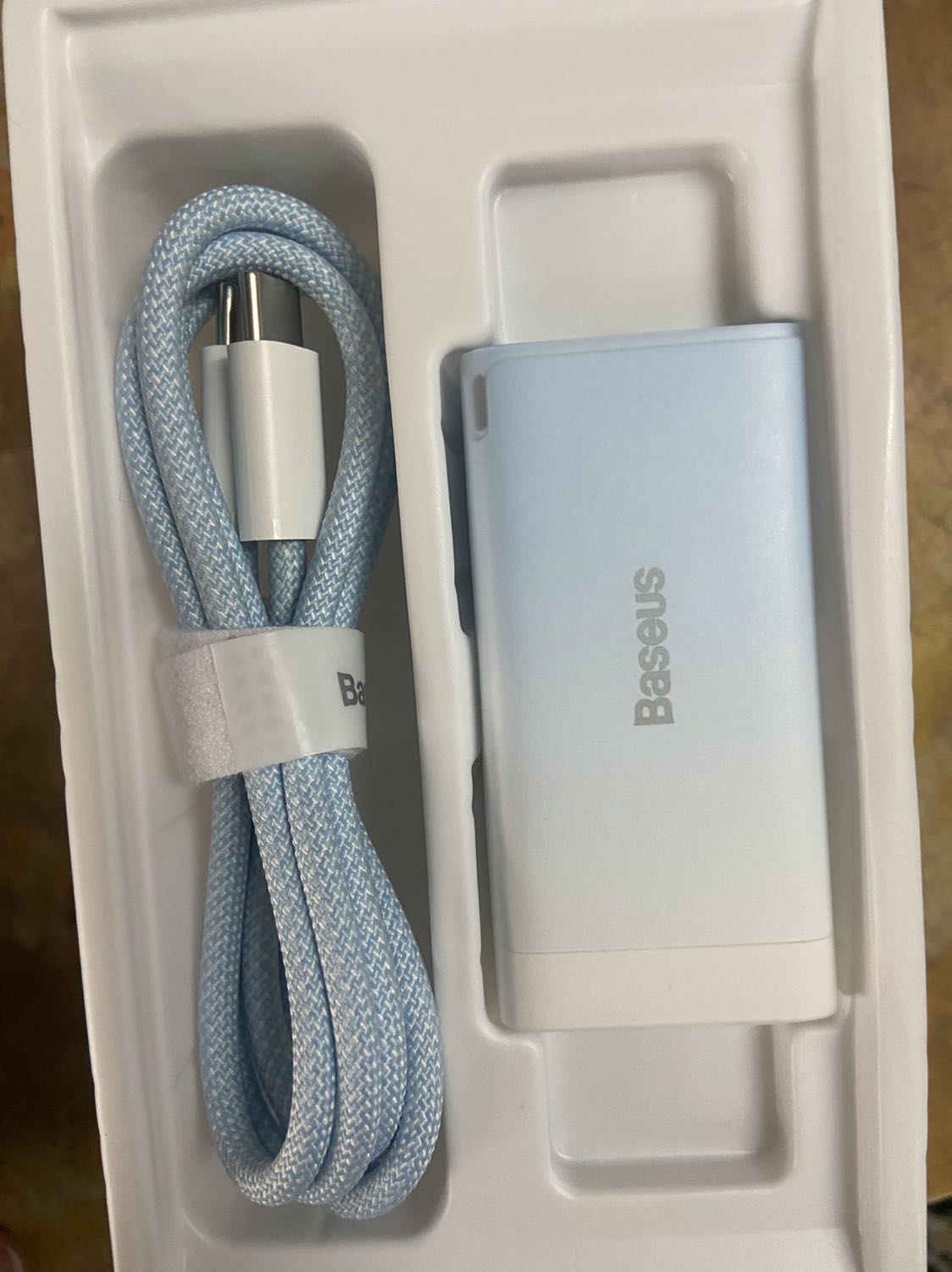 Sản phẩm giống hình, sạc ipad khá nhanh. Giao hàng chậm, đóng gói trong túi nilon khá sơ sài.