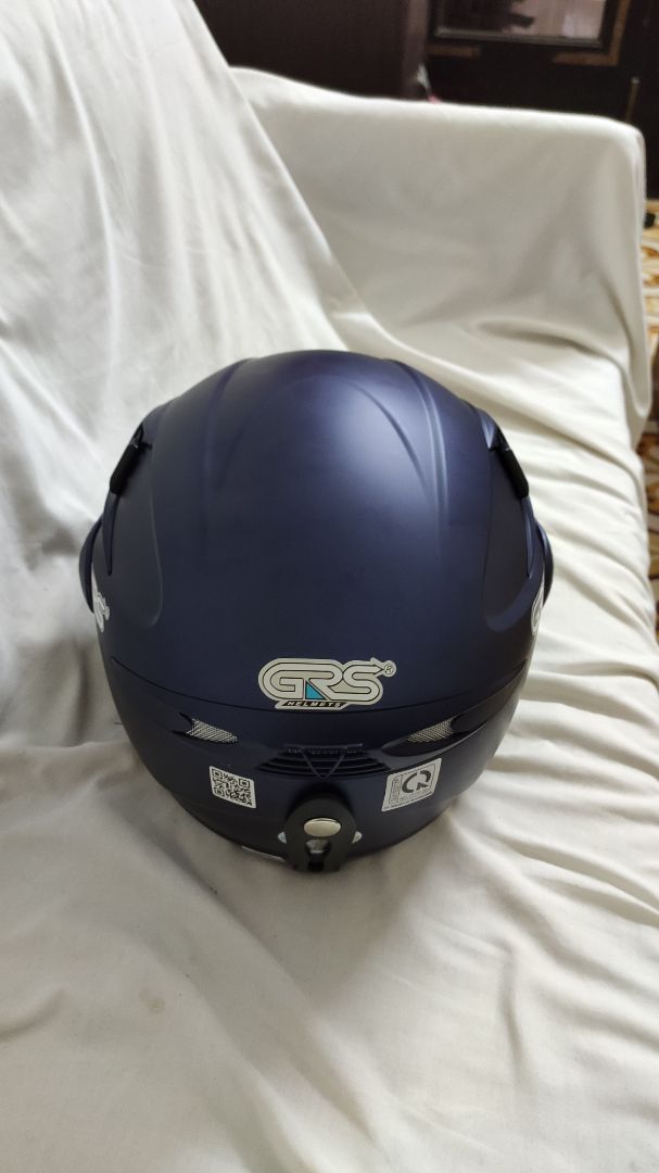 Mình mới nhận mũ, cảm nhận đầu tiên là hài lòng. Mình đeo kính cận nhưng vẫn kéo được kính râm bên trong xuống không bị vướng (có thể do kính cận mình nhỏ). Kính râm trong đi nắng tốt bớt chói mắt, lót mũ có thể tháo được. Trọng lượng mũ cân được 850g giống quảng cáo không hiểu sao trên tem lại ghi là 511g. Mình không thích kiểu khóa của mũ lắm, giá mà là khóa giật giống các loại mũ đời mới thì hay hơn. Tổng thể thì vẫn cho 5*