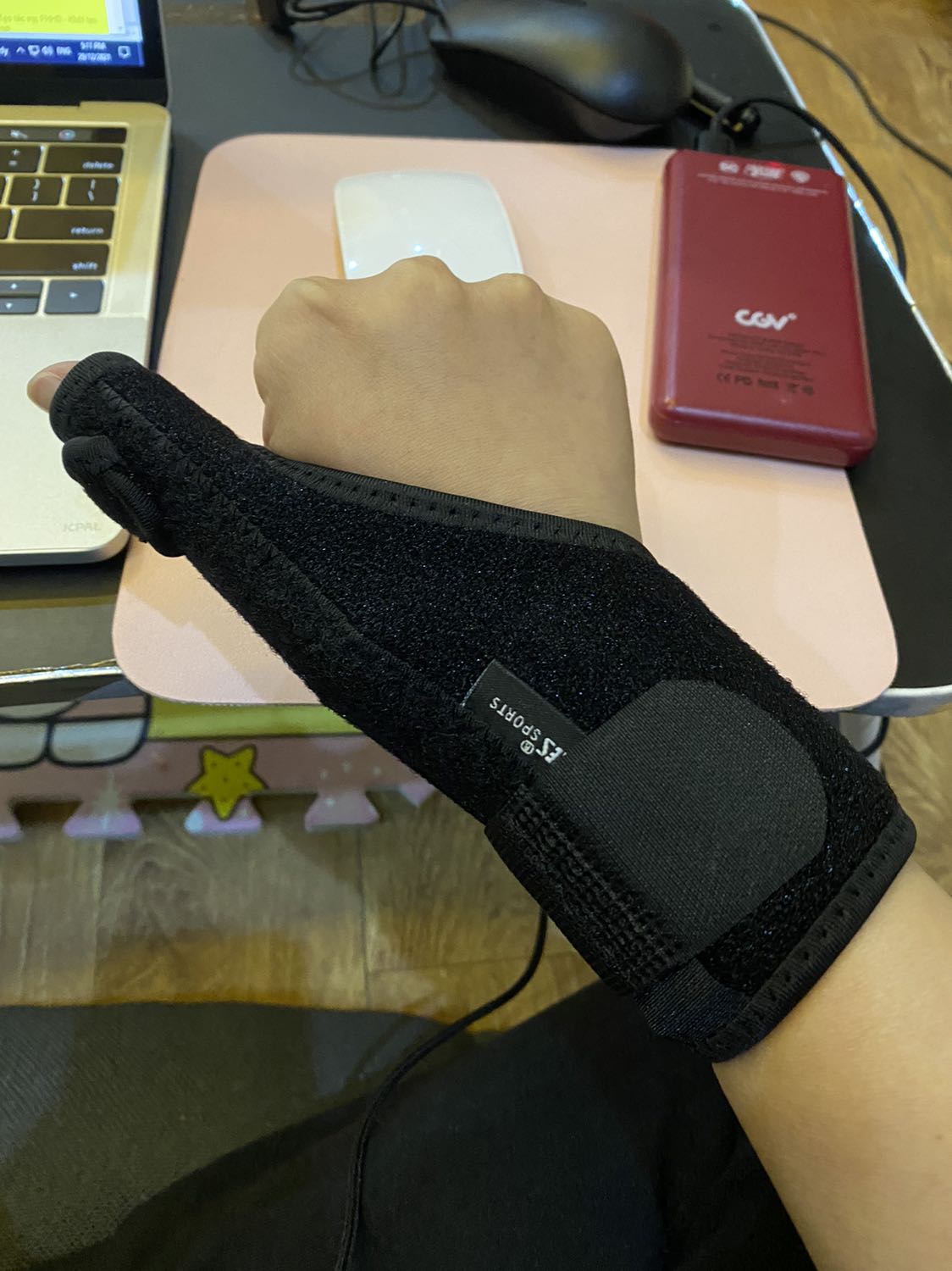 Sản phẩm tốt, giúp hạn chế vận động ngón cái và cổ tay, dùng hiệu quả để điều trị Hội chứng De Quervain, vừa đeo vẫn có thế làm việc được!