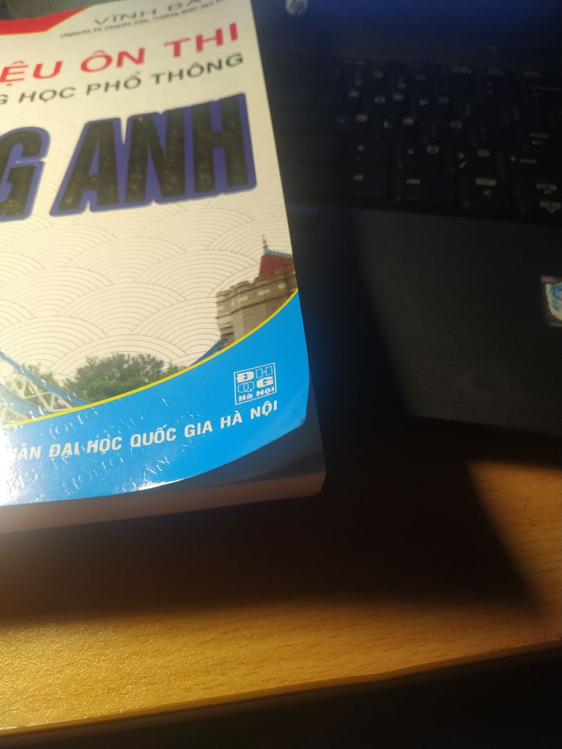 bọc sách quá sơ sài, k có gì ngoài box :D? vì sự hỏi chấm đến từ khâu bọc hàng nên mép sách bị cong. Ngoài ra nội dung vẫn ổn, sách hàng thiệt.