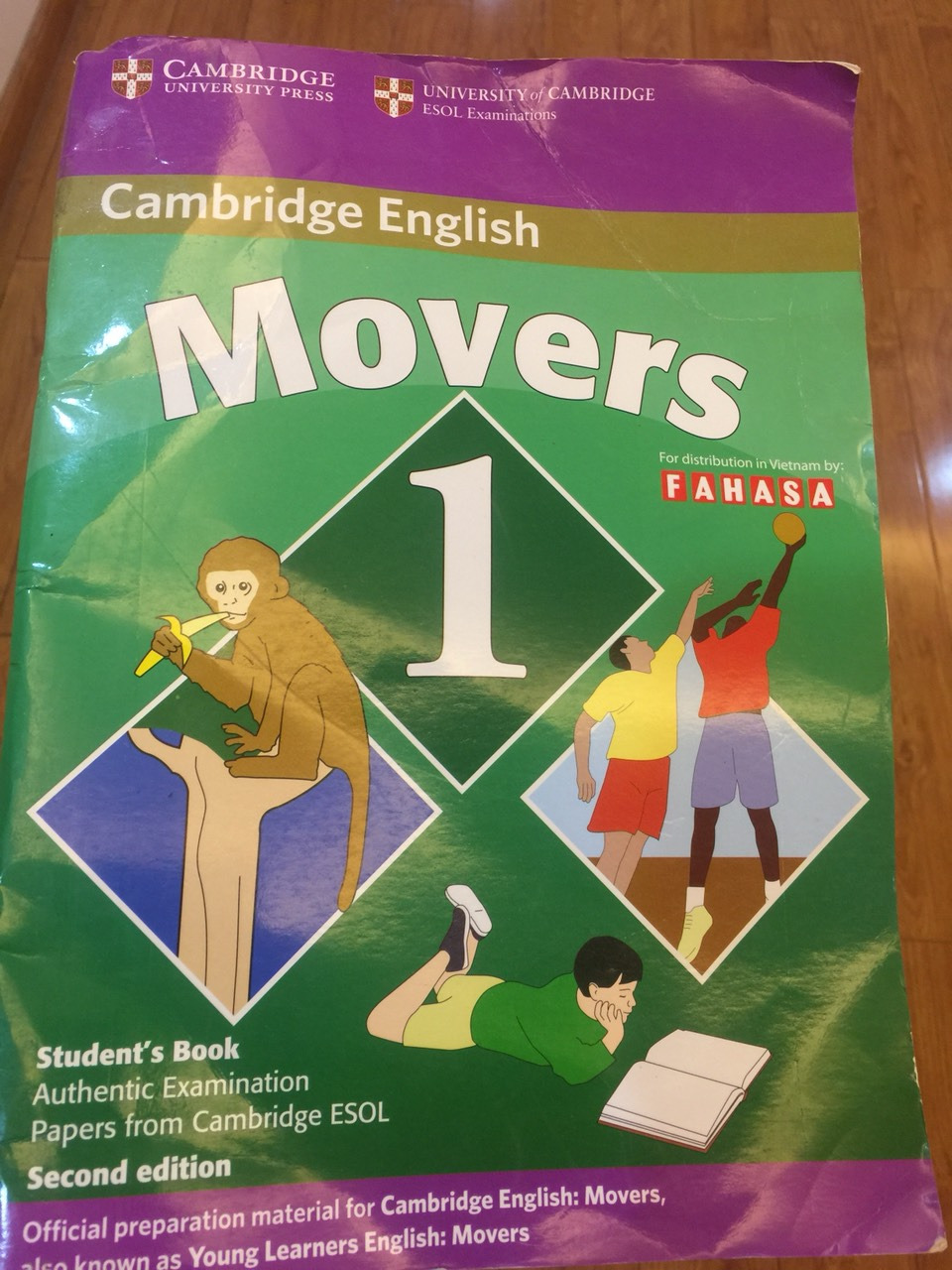 Đây là hình ảnh mình vừa mở kiện hàng ra và chụp lại, quá bất ngờ vì mình mua sách trên Tiki đã nhiều nhưng lần đầu tiên mình nhận phải 1 cuốn sách cũ và nhầu nát như thế này. Đề nghị tiki đổi sách mới cho mình.