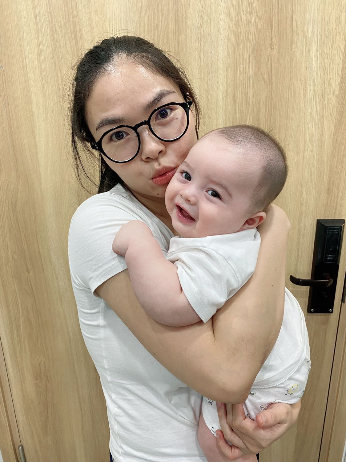Con mình dùng rất hợp với loại này, thấm nhanh, không làm da bị nhờn dính khó chịu. Da được dưỡng ẩm đủ nên bé rất thoải mái. Con mình dùng rất hợp với loại này, thấm nhanh, không làm da bị nhờn dính khó chịu. Da được dưỡng ẩm đủ nên bé rất thoải mái.