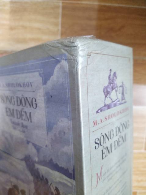 Rất thích mua sách trên Tiki nhưng đáng tiếc khâu đóng gói lại quá tệ. Bao nhiêu năm nay đã có rất nhiều người phản ánh về khâu đóng gói nhưng Tiki không hề cải thiện một tí nào cả. Luôn tọng hết vào một cái hộp quá khổ và không hề có 1 lớp chống sốc, hàng nhận được hầu như đều móp góc cạnh ít nhiều. Các bạn nhân viên đóng gói không trân trọng cuốn sách giao đến cho khách nhưng khách mua sách họ rất trân trọng, thiết nghĩ Tiki có tôn trọng khách hàng không khi không hề nghe góp ý của khách hàng như thế. Với tình trạng sách như thế này mình không thể cho 5* được. Rất mong Tiki training lại các bạn đóng gói.