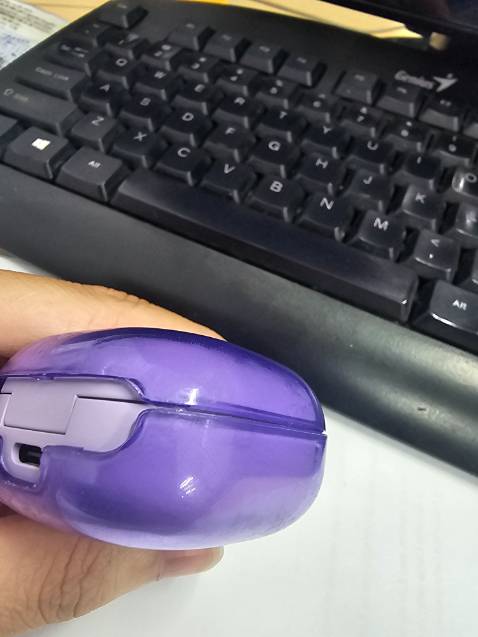 Có bụi bám trên ốp cả mặt trong và ngoài trông như là cũ đã dùng rồi, các viền vết cắt còn còn dư, chưa ôm khít hoàn toàn dù cố ấn để khít hơn, dễ bung