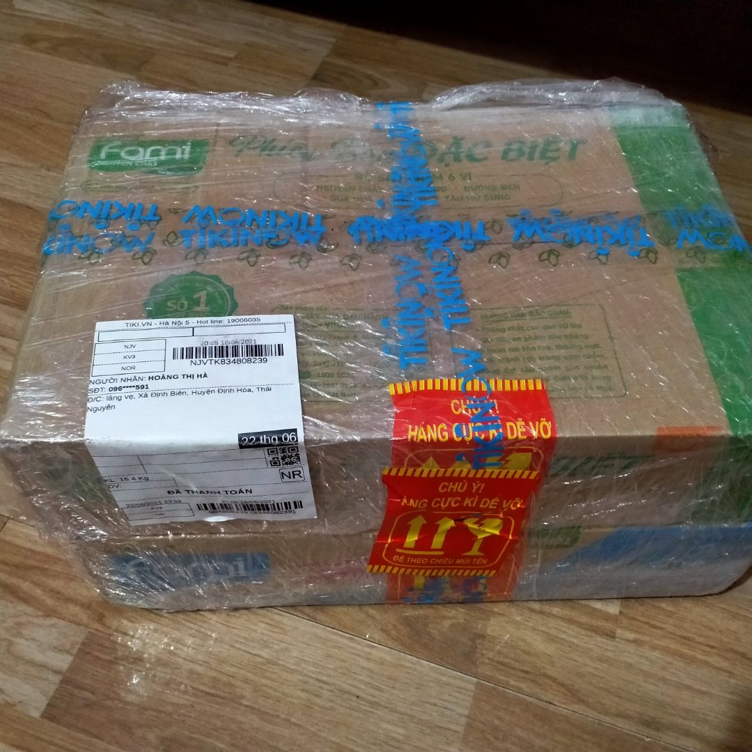 Hàng đóng gói cẩn thận. Còn ghi chú thêm hàng dễ vỡ để nhân viên vận chuyển cẩn thận. Khi mở tả có một vài hộp bị méo nhưng không sao, chất lượng vẫn OK. Đánh giá cao về khoản giao hàng nhanh.Đặt hôm trc hôm sâu đã về rồi. ???