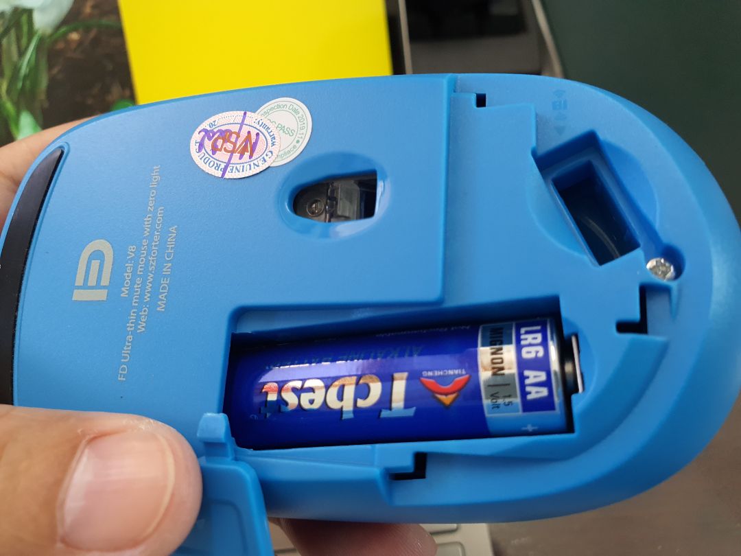 Chuột cầm nhẹ tay, êm, nhấn không tiếng ồn. Màu sắc ổn. Độ bền thì chờ thời gian.