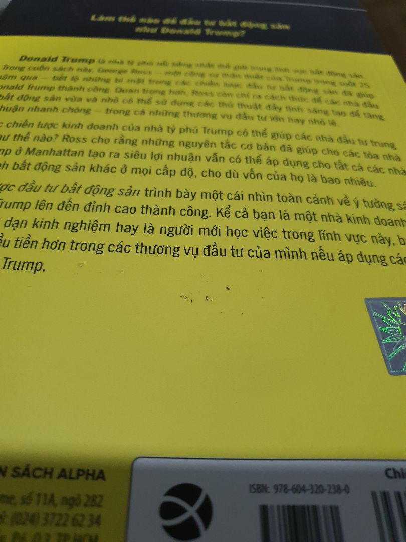 Hồi đó mình rất tin tưởng sách ở Tiki. Nhưng đợt này mua xong mình hơi thất vọng. Đóng gói không kĩ( không biết lỗi do vận chuyển hay phần đóng gói của tiki).
Mình mua 3 cuốn: Donald Trump- Chiến lược bất động sản, Đời ngắn đừng ngủ dài và cuốn này. Khi mình mở cuốn đời ngắn đừng ngủ dài ra thì cực kì bất khi thấy phần mục lục chữ bị chạy tùm lum, mép gập giấy bị lem đen.( và mình nghĩ trong đầu là có mua nhầm sách dỏm không)
Mình bất ngờ lần 2 là khi mở cuốn này ra. trang cuối n rách mà thấy xót luôn á. Đầu sách thì bị xước, cuối sách thì bị quăn góc. 
Khi mà nhận hàng và mở ra thì mình sờ vào sách thì cảm giác như có bụi nhỏ trên sách( như là không được bảo quản kĩ càng)
Đây là ý kiến riêng của mình về sách và dịch vụ của Tiki, nên là mọi người đọc tham khảo thôi chứ đừng nghĩ mình quá gắc nhé. 
Mong là những đóng góp chia sẻ của mình sẽ được Tiki thấy được và cải thiện tình trạng này. Chứ mình rất thích sách mà khi mua sách về mở ra mà chất lượng sách như vậy mình thấy thất vọng và không tin dùng Tiki nữa