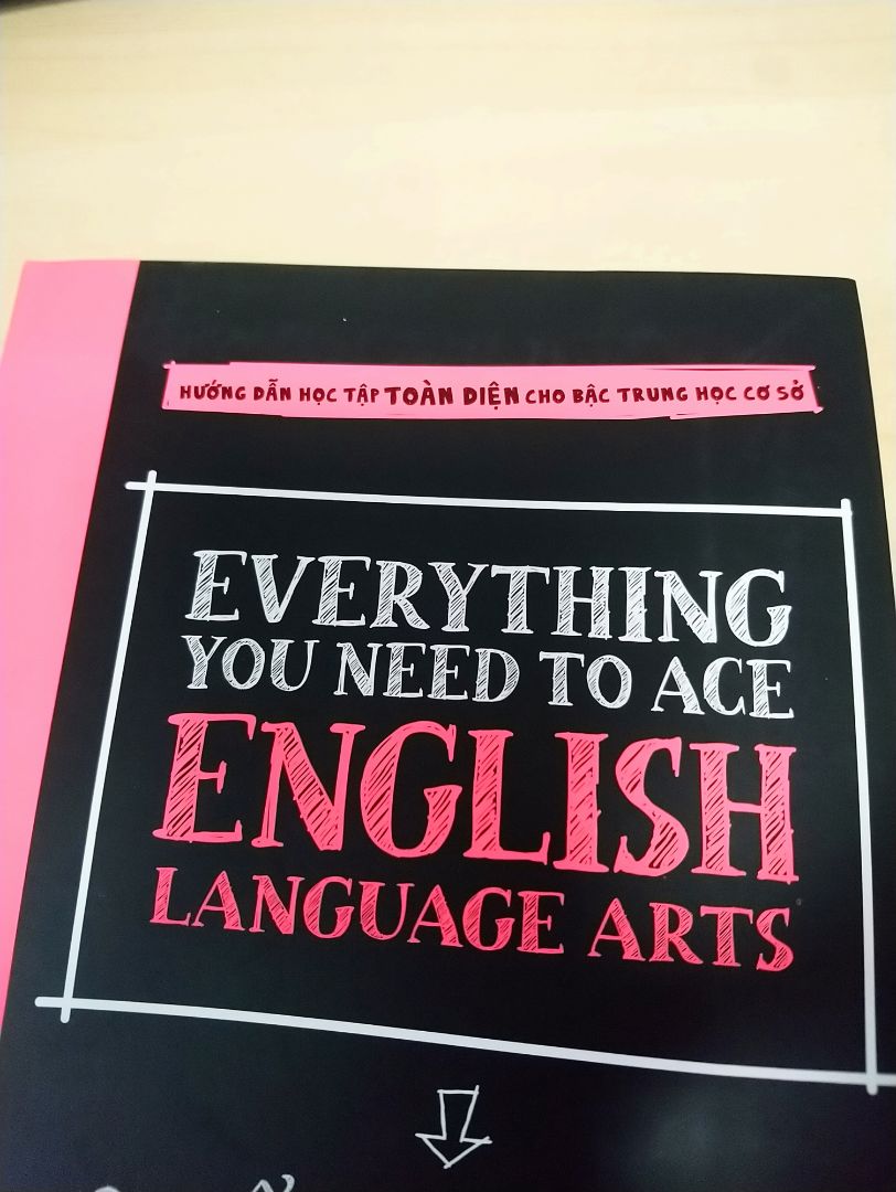 Bìa hơi bị bẩn và công, móp ở một vài chỗ nhưng do tôi mua lúc sale và bìa cứng, không ảnh hưởng đến bên trong sách nên tổng thể vẫn tốt. Giấy dày, đẹp, các trang không chỉ dán với bìa bằng keo mà còn được khâu chỉ nên có vẻ sẽ bền. Nội dung sách hấp dẫn và truyền cảm hứng, cách dịch dễ hiểu, thú vị. Cuốn sách không chỉ là những kiến thức về tiếng Anh mà là một sự chỉ dẫn về cách viết văn tiếng Anh. Một cuốn sách hữu ích cho cả học sinh lẫn những người có sự yêu thích với ngôn ngữ này.