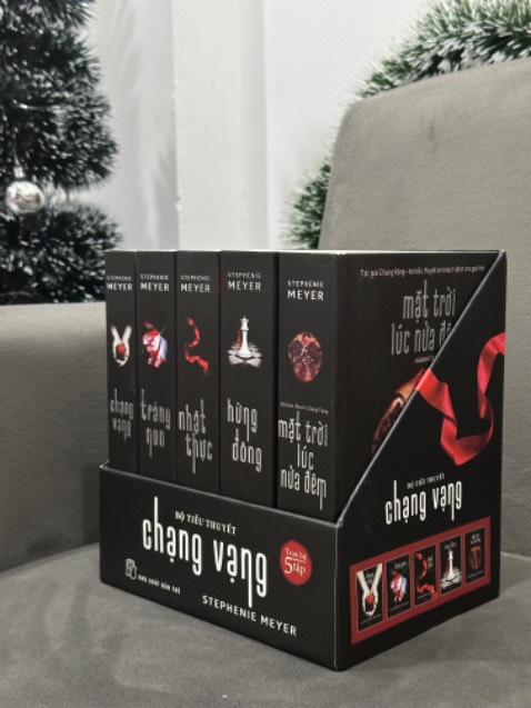 Mình mua bộ này vì yêu phim và mang tính chất sưu tầm là chính. Trước đó đã nghe review bộ này lời văn không hay và đúng là nó không hay mấy thật 😂😂😂 Đọc hơi nhạt nhoà; câu từ bạn dịch sử dụng cảm giác khá trẻ con so với ấn tượng trước đó của mình đối với vibe của phim. Không biết bản TA thì sẽ tnao nhỉ? 🤔
Tiki giao hàng nhanh, đóng gói cẩn thận.