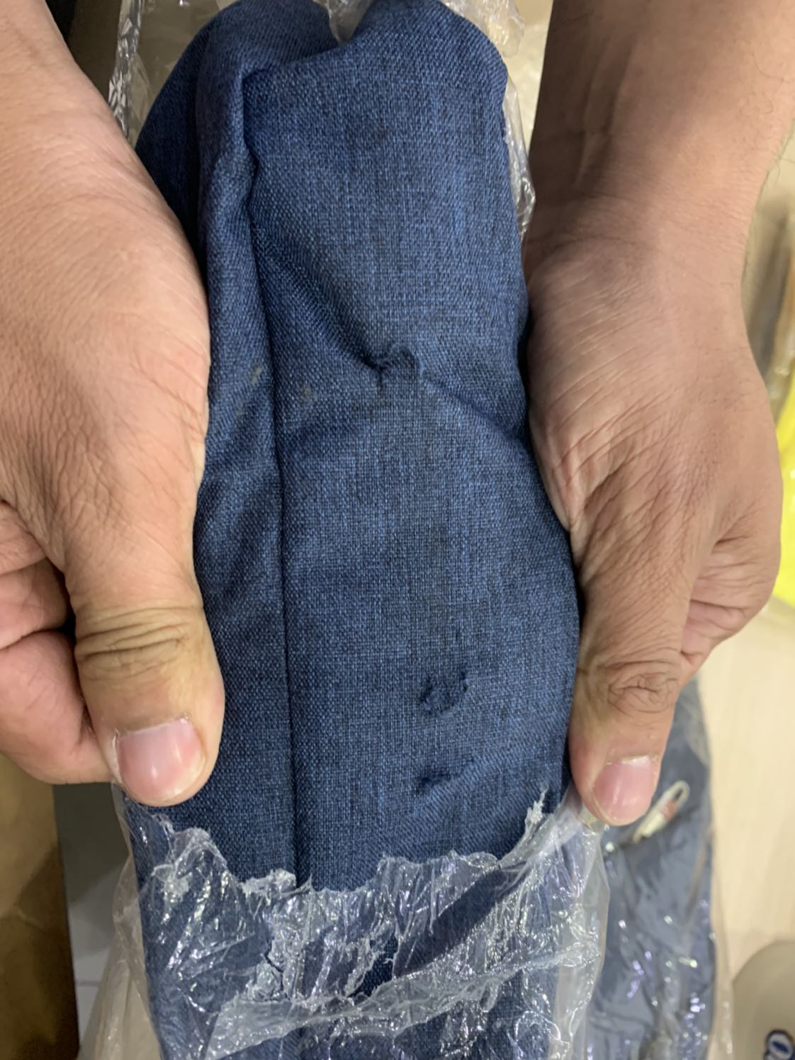 Sản phẩm lỗi, đã đổi 2 lần nhưng không khác biệt. Đành chọn sản phẩm khác. Khâu kiểm tra ngoại quan trước khi giao tới khách còn rất sơ sài. Cần khắc phục kĩ hơn