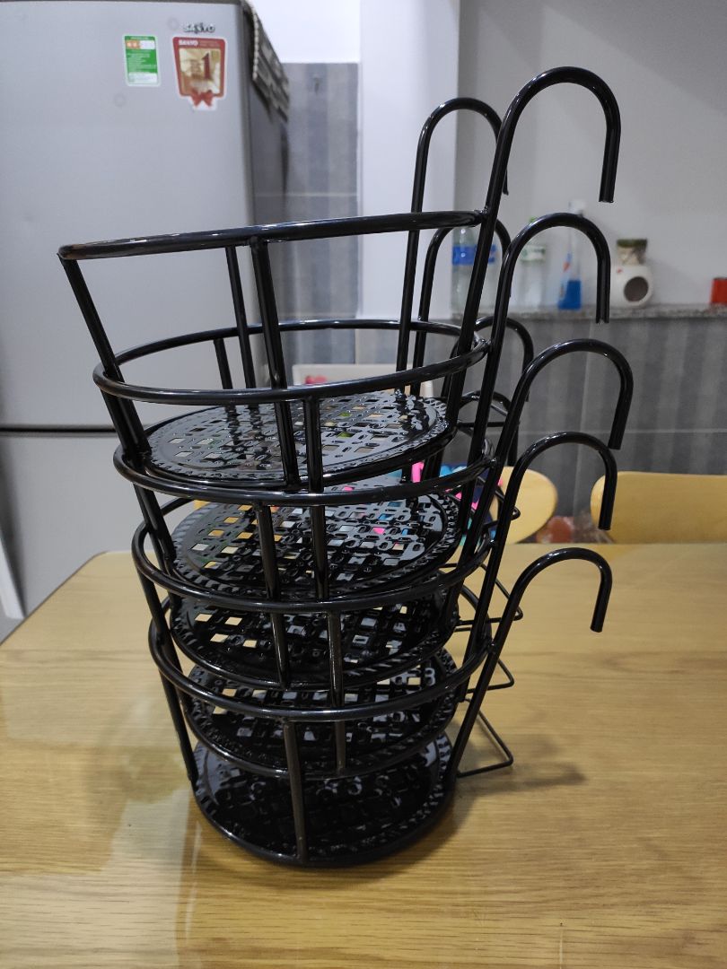 ko biết vì lười hay vì tiết kiệm mà shop ko gói riêng từng kệ dẫn đến tình trạng cọ vào nhau nên bị tróc sơn hết 3 cái rồi. nhờ vậy mới biết là lớp sơn khá mỏng. nhưng về kết cấu thì khá vững chắc. nhìn tổng thể là đẹp