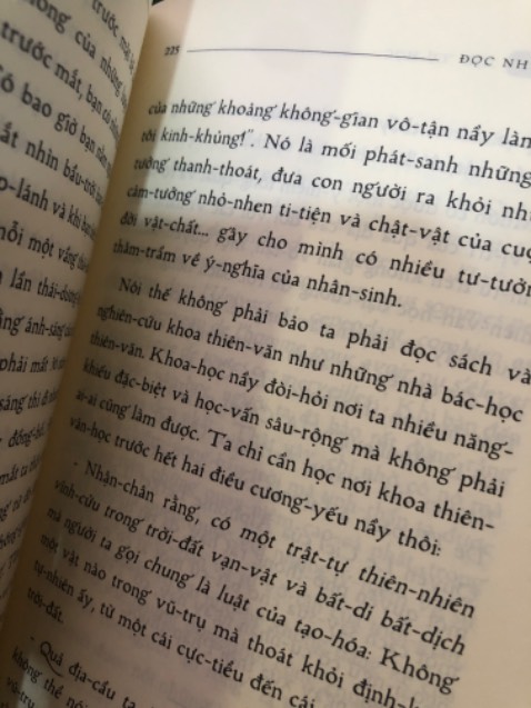 Mua đơn 3 cuốn áp mã giảm nên giá rẻ 8x.
Sách in lần thứ 30 rồi mình mới biết tới, khá tò mò về nội dung nên đặt mua.
Sách nhận về tay còn seal nilon, mới, đẹp.
Sách dùng giấy xịn đét, nhưng font chữ đánh máy xưa nên lúc đầu mình đọc chưa quen font hơi mất tập trung xíu.
Nội dung: hay, đáng đọc.

Sản phẩm tốt, dịch vụ tốt.