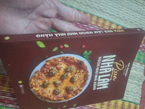 Một cuốn sách tuyệt vời cho các đầu bếp và những người yêu bánh Pizza. Cuốn sách của đầu bếp người Mỹ Ken Forkish, cũng là tác giả của cuốn sách nổi tiếng Bột nước muối men. Gần như toàn bộ những thông tin cần biết về Pizza, từ các kiểu pizza, cách chọn nguyên liệu đến cách làm các loại bánh pizza đều có trong cuốn sách này. Sách được in trên giấy bóng nhìn rất đẹp, sạch và sang. 1 cuốn sách rất tuyệt vời