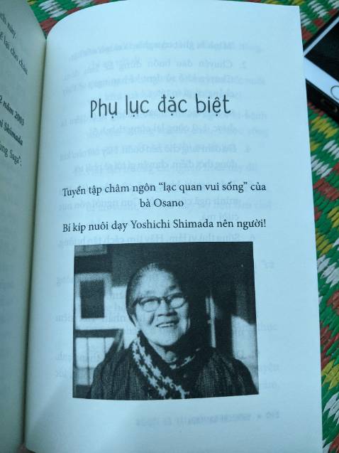 34 tuổi, đọc quyển sách này cảm giác nhớ lại tuổi thơ nghèo khó hồi xưa, sống lại quãng thời gian chơi đùa đủ các trò với đám hàng xóm, tới những bờ sông, suối, núi và khung cảnh thiên nhiên...kỉ niệm đẹp. Có vài chương đầu đọc thôi đã thấy xịt xùi, rơm rơm nước mắt...đâu đó thấy mình trong đó và nể phục tinh thần vượt khó của bà Osano trong thời kì nước Nhật sau chiến tranh, nghèo nhưng vui vẻ chứ ko phải nghèo ủ ê, vì đồng tiền mà làm việc xấu. Lòng tốt của các nhân vật khác được nhắc trong truyện cũng pha thêm màu sắc ấm áp, vui tươi, nhẹ nhàng. Đọc dần các chương cuối sách cảm nhận nỗi buồn khi phải xa người Bà đã nuôi dạy mình suốt 8 năm trời của tác giả, xa cái vùng Saga bao kỉ niệm gắn bó. 

Tổng kết: Một quyển sách dễ thương, nhẹ nhàng, ý nghĩa, đầy nhân văn, đủ cảm xúc hài hước, buồn lẫn lộn nhưng rất ĐẸP. Cám ơn tác giả và người Bà Osano vùng Saga.