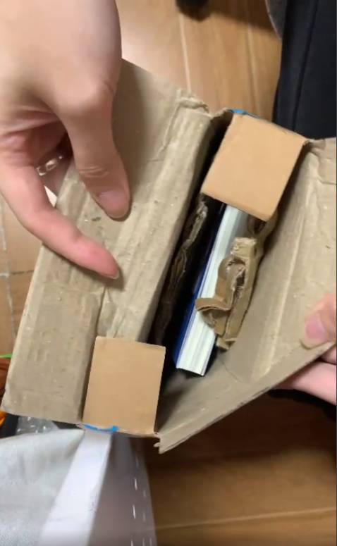 đóng gói quá tệ so với sản phẩm là sách chứ không phải đồ gì khác. Chưa kể sách bị bẩn, mình có dùng giấy lau đi nhưng không hết (không dùng giấy ướt vì sẽ ảnh hưởng đến chất lượng giấy). Vô cùng khó chịu vì kể cả mua sách bên sàn khác cũng không bao giờ bị tình trạng như này. đóng gói quá tệ so với sản phẩm là sách chứ không phải đồ gì khác. Chưa kể sách bị bẩn, mình có dùng giấy lau đi nhưng không hết (không dùng giấy ướt vì sẽ ảnh hưởng đến chất lượng giấy). Vô cùng khó chịu vì kể cả mua sách bên sàn khác cũng không bao giờ bị tình trạng như này.