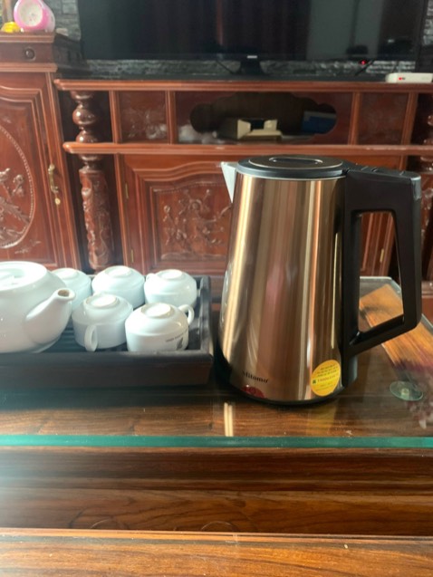 nhận đc ấm thấy đáng tiền thật. đầu tiên kiểu dáng, ngoài hình đẹp mang phong cách châu âu. thứ 2 màu sắc vàng đồng bắt mắt nhìn rất sang trọng, thứ 3 ấm inox chắc chắn, nấu sôi nhanh, có chế độ giữ nhiệt. thứ 4 shop đóng gói sản phẩm kỹ càng, thứ 5 giao hàng nhanh. tổng kết lại rất đáng tiền nên mua