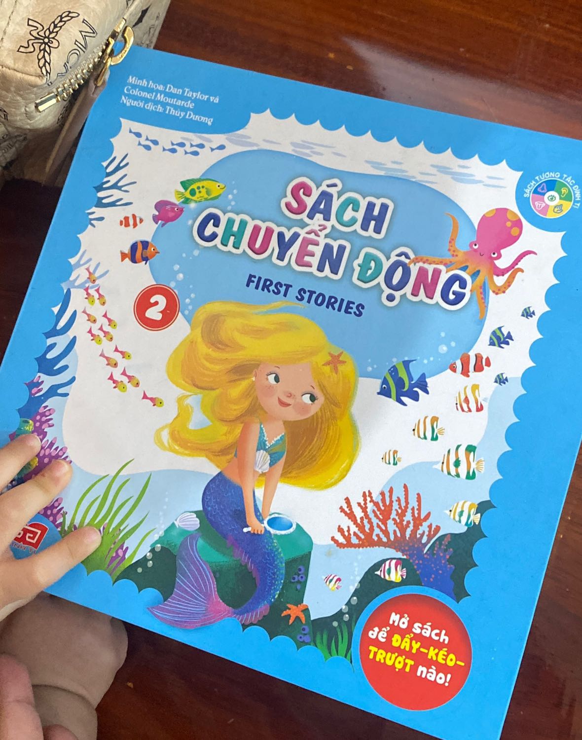 Bộ 4 cuốn được bỏ trong hộp đẹp và có nam châm hít, bé xem xong dễ dàng bỏ cất gọn gàng. Truyện hơi ngắn gọn, thích hợp mấy bé nhỏ nhỏ thôi.