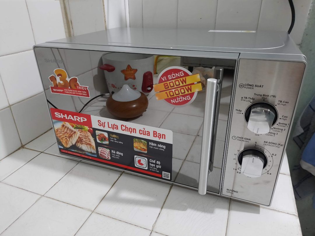 Mình chọn giao nhanh, tối đa 17g nhận nhưng chưa tới thời hạn đã được giao hàng. Đã sử dụng được một ngày, tới hiện tại thấy ổn. Thiết kế sang trọng, nút điều chỉnh có tiếng Việt dễ sử dụng. Đã hâm thử thấy hài lòng. Đang thử chế độ nướng - tuy mình không mong đợi chế độ nướng như lò nướng chuyên dụng nhưng hy vọng nướng các loại như bánh mì sandwich, các loại thức ăn sắt lát mỏng.