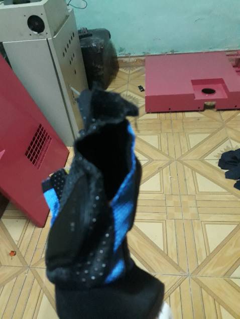 đôi bao tay bị bung chỉ. chất lượng đường mai không được đảm bảo.