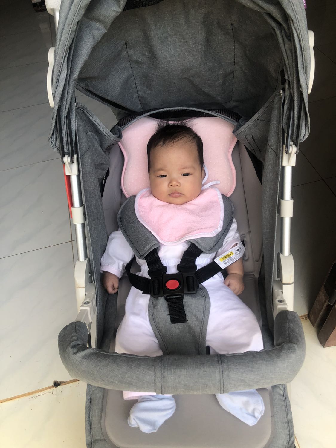 Xe đẩy ok, chỉ hơi cồng kềnh 1 xíu thôi, dễ lắp ráp và sử dụng. Điểm trừ nhỏ là mình nhận hàng bị dơ chỗ khớp nối.