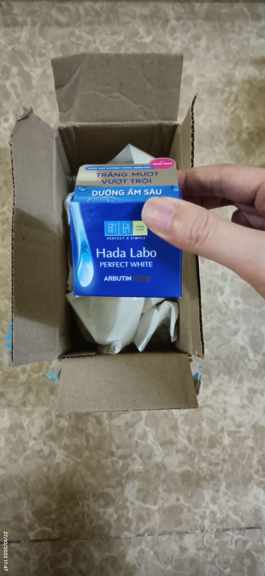 Mua tặng thôi nên chả biết thế nào, có hiệu quả hay không, có lẽ phải nhờ mấy bạn dùng rồi rìviu mới chuẩn. Tiki Trading đóng hộp tốt, sản phẩm còn nguyên seal, hạn sử dụng ok. Khuyến mại tặng kèm là túi đựng đồ trang điểm vẫn ở trạng thái đang vận chuyển, mấy hôm nữa mới tới, như vậy là đồ khuyến mại sẽ giao trễ hơn sản phẩm khoảng 1 tuần.