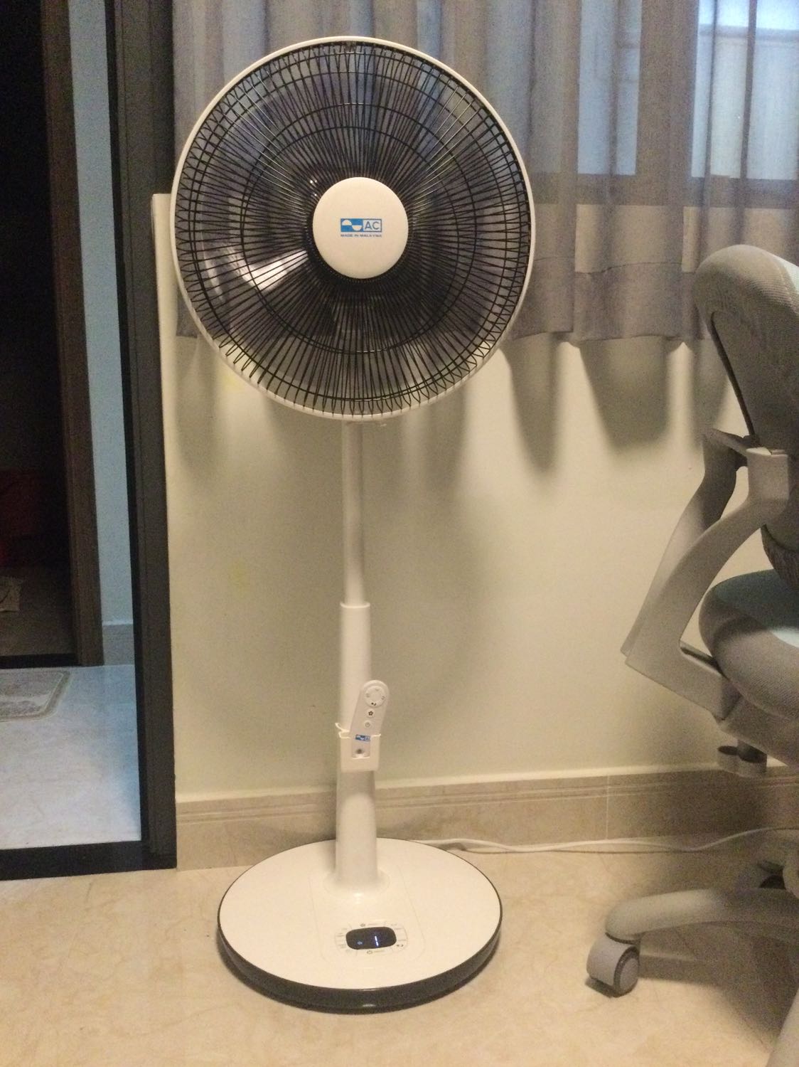 Cánh quạt có cảm giác hơi lắc và khi chạy lồng quạt hơi rung. Nhìn chung quạt chạy êm