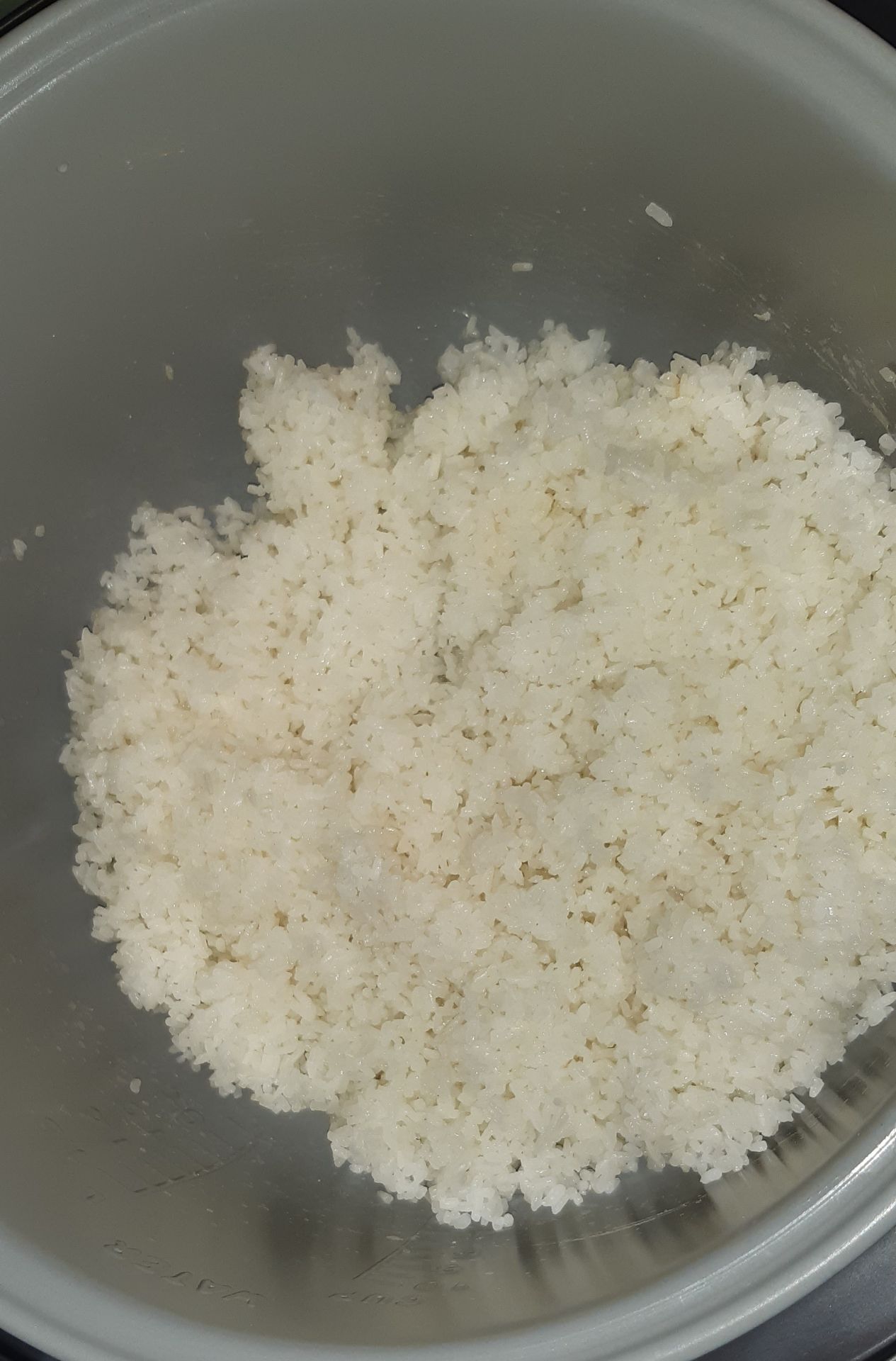 Mình đặt ST mà bên shop giao lộn loại khác. Khi đổi lại thì chờ hơn lâu. Ko có nồi nấu cơm nên phải ăn mì gói trừ cơm mấy ngày :))))
Nay nhận được nồi cái là bỏ gạo vô nấu ngay ?Cơm nhanh chín, hấp cũng nhanh chín. tại mình nấu ít gạo hay sao mà thấy có cơm cháy.
Giá thành rẻ, mẫu mã đẹp.