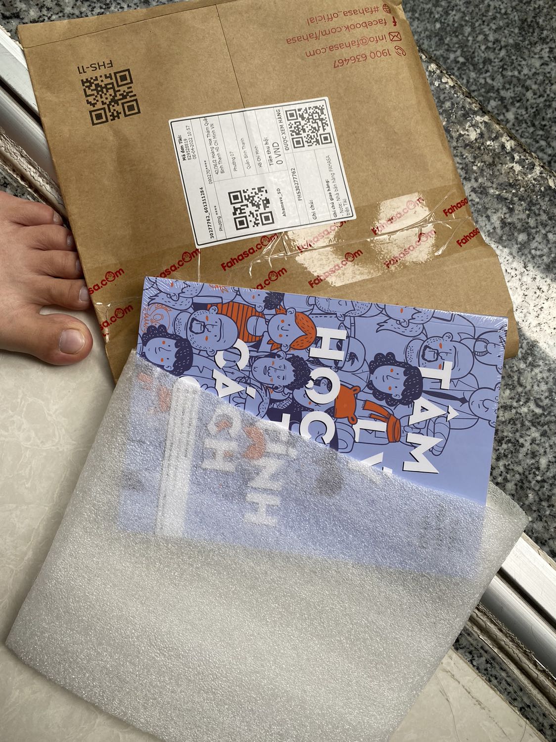 Giao nhanh thần tốc luôn Tiki ơi. Dự kiến là 1 tuần nữa mà qua ngày giao luôn rồi @@ Ai chơi lại Tiki nữa. Nội dung sách khá hay, phân tích tâm lý của nhiều loại người trong cuộc sống. Mình tìm thấy bản thân mình trong đó luôn. Fahasa gói sách đẹp, có chống sốc và bao kiếng đàng hoàng nên sách về tay mình ưng ý lắm đa