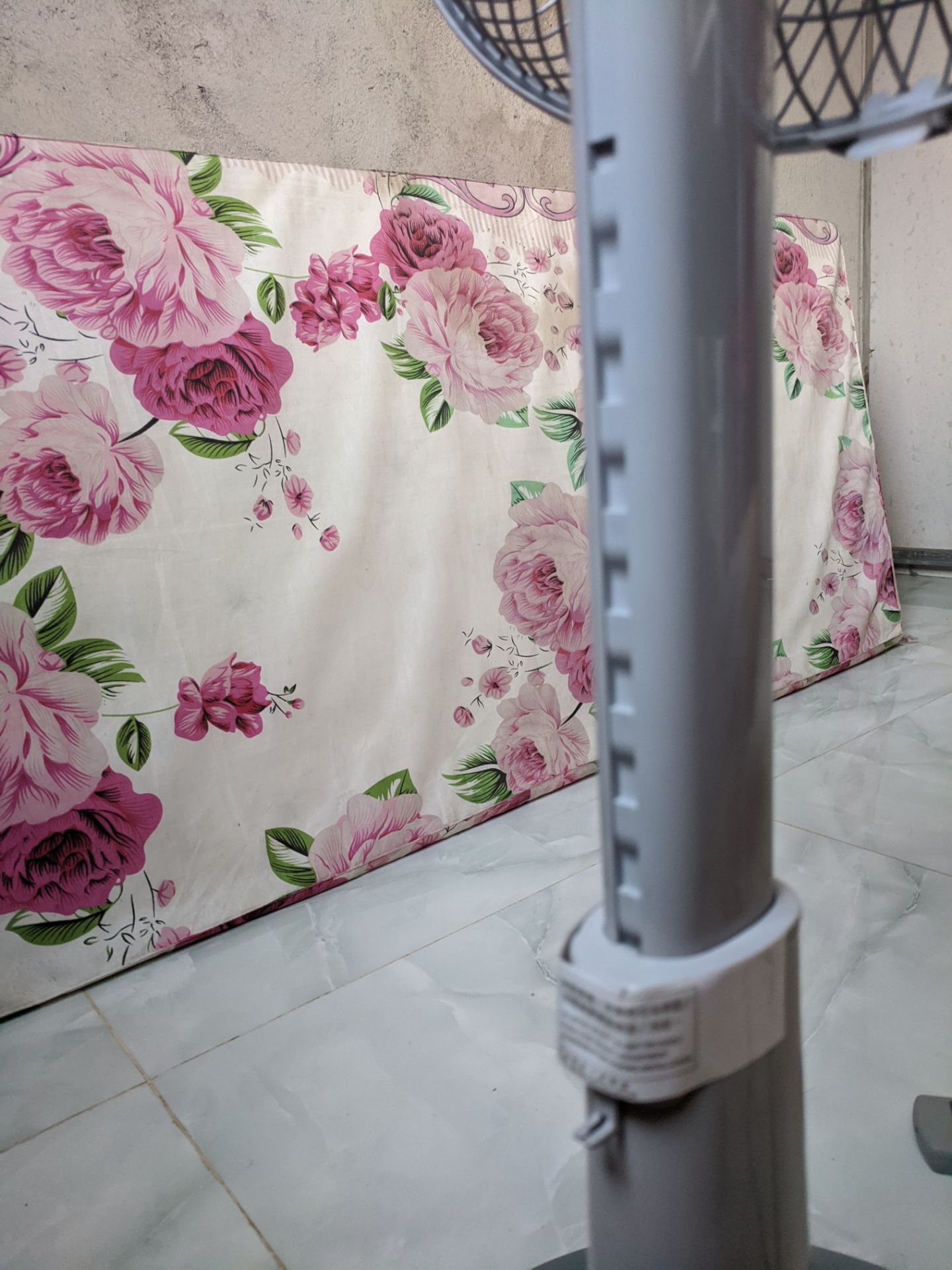 - Độ yên tĩnh không như kỳ vọng ban đầu..., nhưng so với các quạt khác đúng là rất ổn định, chắc sẽ bền.
- độ hoàn thiện tốt, nhỏ nhưng rất nặng và chắc chắn; không hiểu tại sao chân ghế không có miếng lót để tránh cọ quẹt nền.