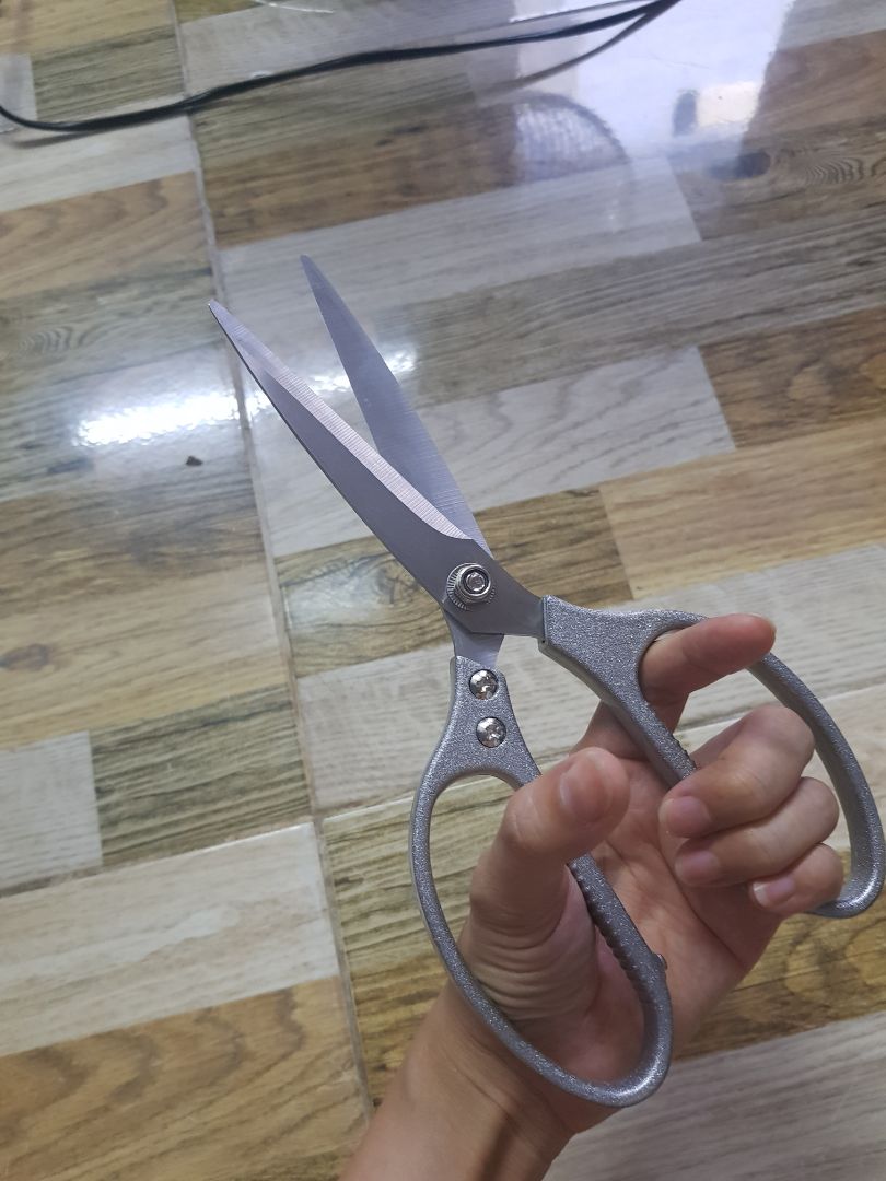 sản phẩm đẹp. chắc, nhìn vẻ bền và xài thử siêu bén, tuyệt vời. các bạn đnag tìm 1 cái kéo đa dụng thì đây là 1 sản phẩm nên mua