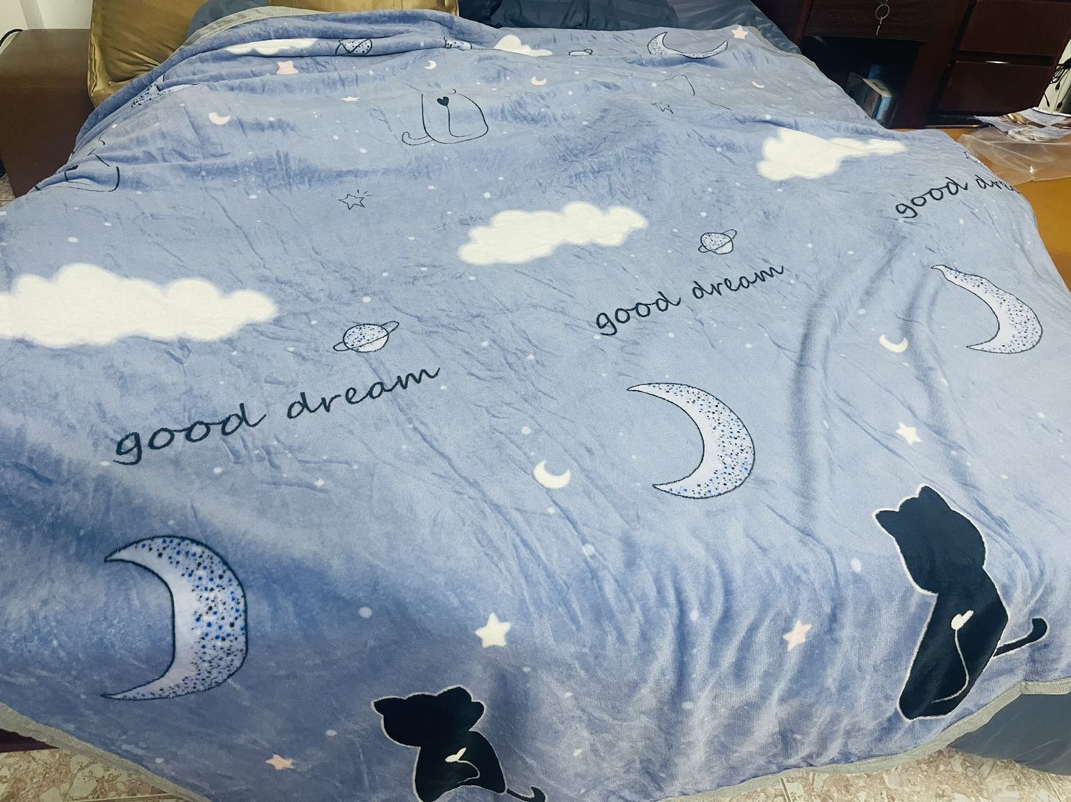 Phải nói là mền xinh xỉu luôn. Vừa to mà hoạ tiết lại cute nữa. nhìn trải lên giường là chill lắm luôn. Mền mỏng cũng phù hợp thời tiết nóng ở miền Nam