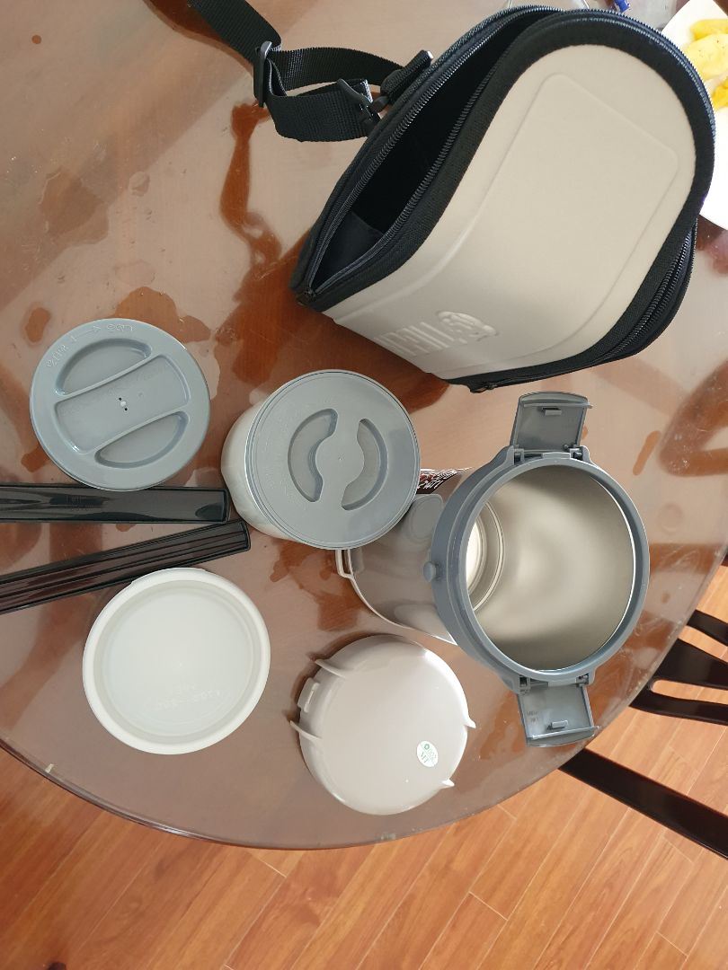 hàng rất đẹp, hôm mình mua sale 799k. các ngăn chia hợp lý, có thêm túi xách cầm cảm thấy vệ sinh hơn loại không túi