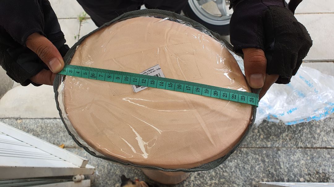 size quảng cáo là 35x18x100
size thực tế là 25x18x96
Đề nghị Tiki làm việc lại với liên á để chỉnh sửa kích thước đúng thực tế
còn chất lượng sp rất tốt 
dịch vụ Tiki tuyệt vời 
Tuy nhiên, với những đơn hàng tiền triệu, đề nghị Tiki trang bị máy quẹt thẻ cho Shipper,  tránh tình trạng người nhận ko kịp chuẩn bị tiền,  cũng như đảm bảo an toàn cho shipper tránh bị cướp