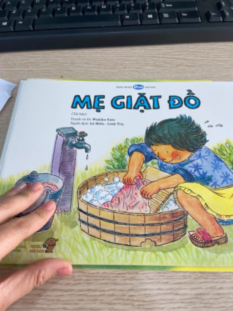 Mình có mua cuốn mẹ giặt đồ ngày mây, chuyển sang cuốn này bé rất thích luôn