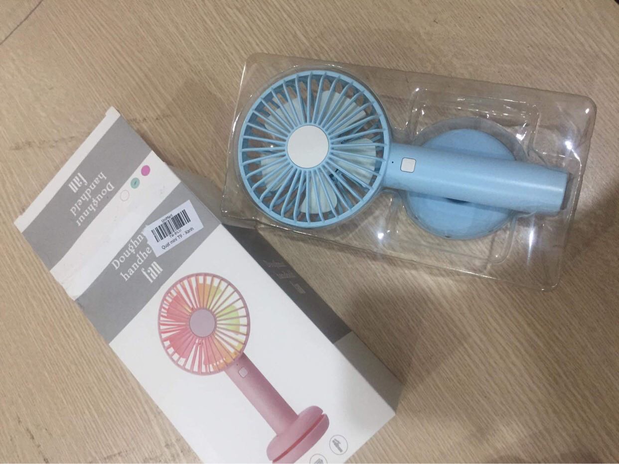 - Quạt mát, có 3 chế độ gió. Đặc biệt còn có đèn LED trông rất đẹp mắt khi sử dụng. 
- Có chân đế đi kèm nên để quạt ở mọi bề mặt không lo bị đổ
- Shop tư vấn nhiệt tình và đóng hàng đẹp mắt
