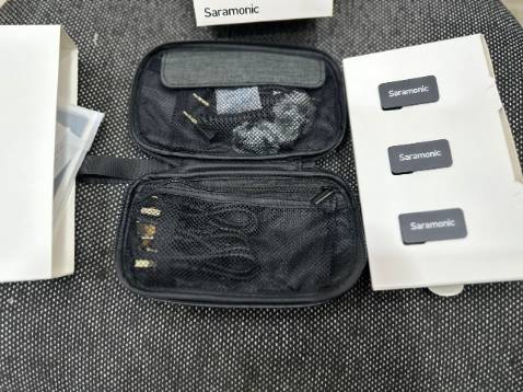 Micro saramonic 100 B2 này dòng mới khá ưng, bản này dùng cho 2 người, tương thích máy ảnh DSLR, máy quay phim, máy tính bảng, điện thoại. Thời gian sử dụng lên đến 10 giờ quá ưng.